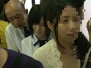 Unusual Action và Upskirt Shots trong xe buýt công cộng Nhật Bản