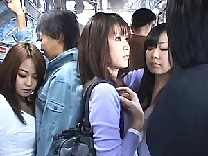 जापानी ए वी मॉडल एक सार्वजनिक बस में एक सींग का बना पुरुष के लिए एक handjob देता है