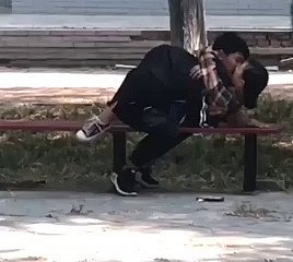 จีนนักศึกษาวิทยาลัยให้ความรักอยู่บนม้านั่ง